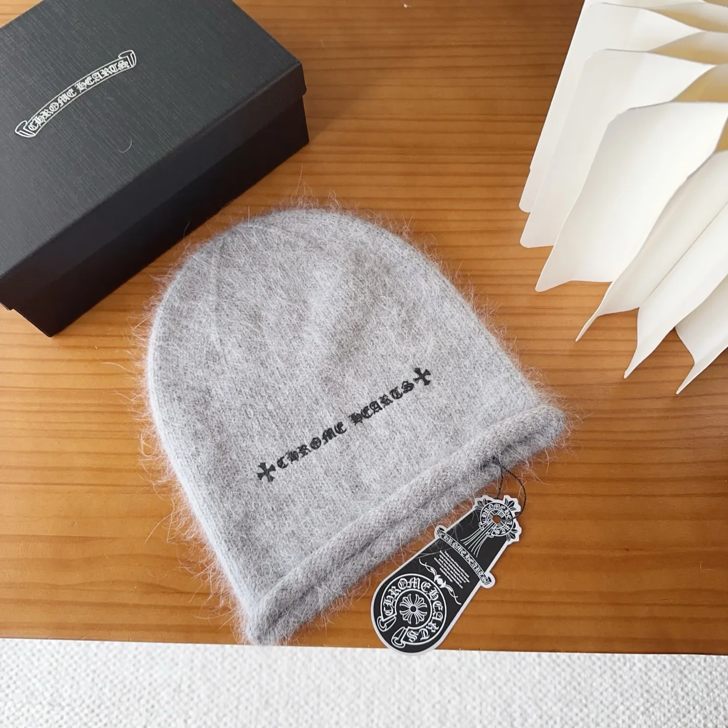 💰50 Crow Heart Autumn and Winter Wool Knitted Beanie This must be a favorite of minimalism. It is clean, neat, fashionable and versatile, and will definitely not be picky about your face shape! A fashionable classic that lasts forever! Fashionable black and white can be purchased together!